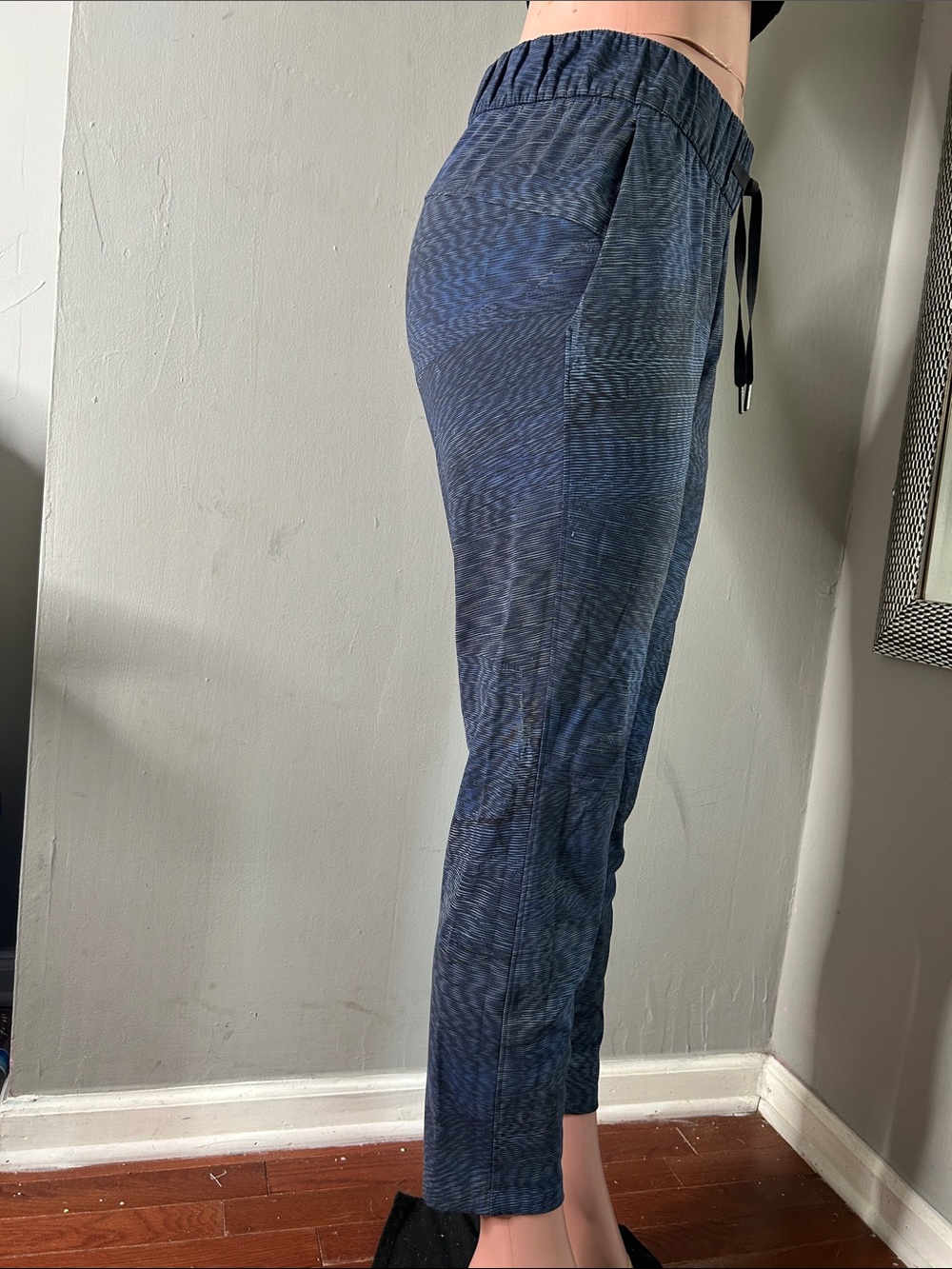Lululemon Womens 6 On The Fly Pant Linear Flux Battleship
Multicolor Blue EUC - Picture 5 of 6